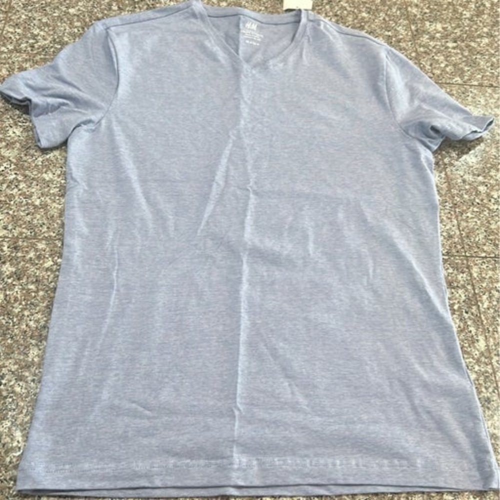 Sold Sold SOLDMen’s V-Neck Size Medium